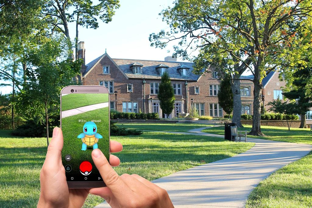 Augmented reality headset projecting interactive 3D graphics