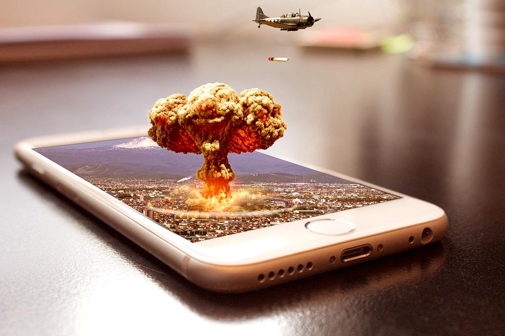 Compact fusion reactor core with plasma containment field